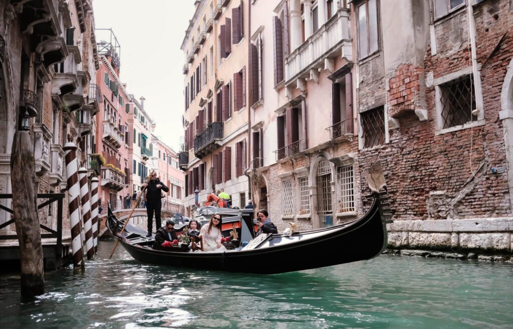NHÌN LẠI HÀNH TRÌNH ĐẦY CẢM XÚC CỦA KARISMA'S EUROPE TOUR